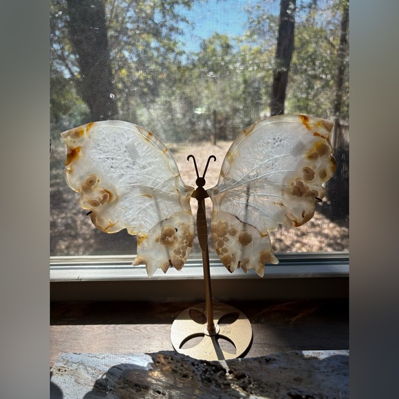 flower agatepink amethyst with golden healer butterfly wings on a metal stand